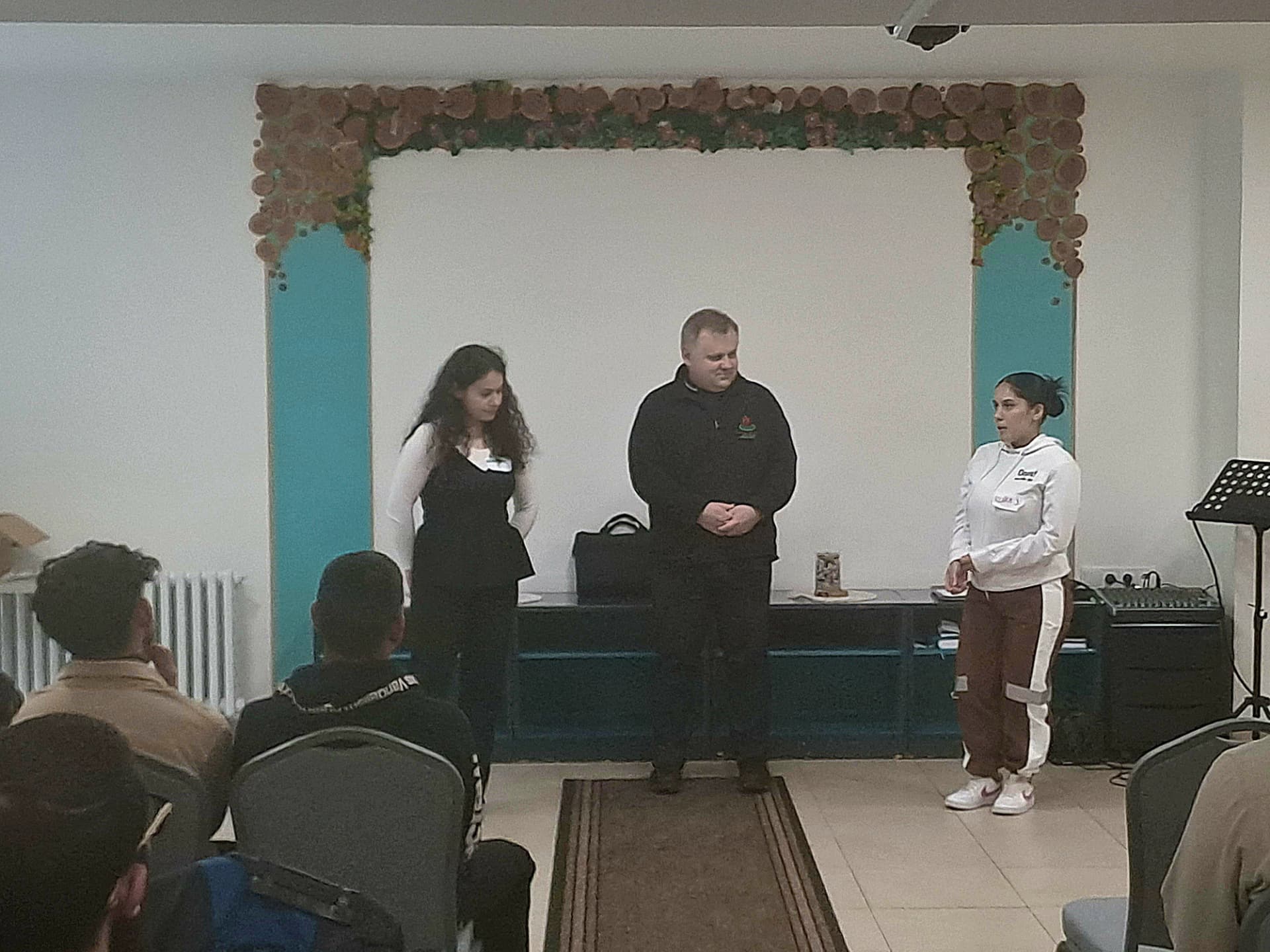 Štipendistka a garanti vystupujú pred účastníkmi